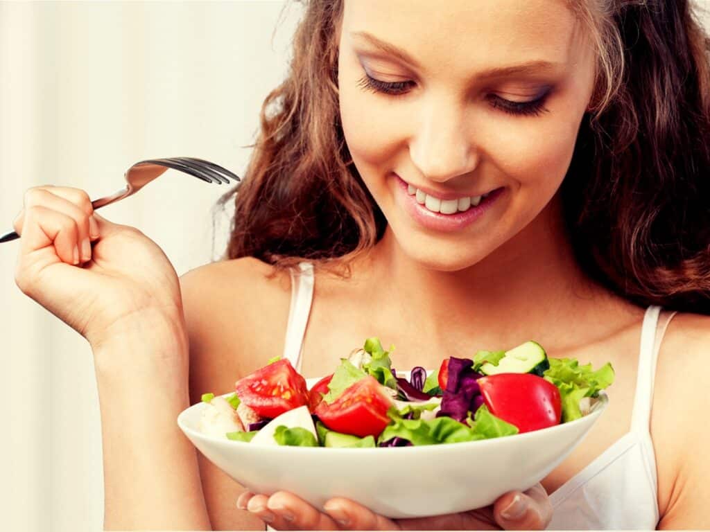 Chica comiendo una ensalada saludable