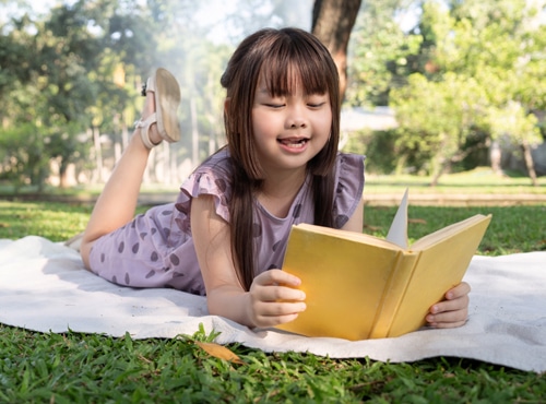 Niña disfrutando de la lectoescritura